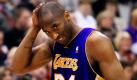 Au, das tat weh: Kobe Bryant von den Los Angeles Lakers greift sich an den Kopf, nachdem er bei den NBA Basketball Play-Offs in Salt Lake City von Utah Jazz-Spieler Kyrylo Fesenko gefoult wurde. Das Foul änderte nichts: Die Lakers gewannen mit 111:96. Foto: ap