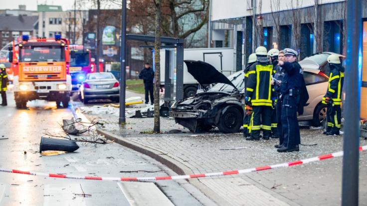 In Recklinghausen ist ein Autofahrer in eine wartende Menschenmenge an einer Bushaltestelle gerast.