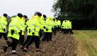 Polizeibeamte suchen auf einem Feld bei Grefrath am Niederrhein nach Spuren des seit Freitag vermissten zehnjährigen Mirco.  Vier Tage nach dem Verschwinden des Jungen hat die Polizei die Suche noch einmal verstärkt. Rund 1000 Beamte seien seit dem Morgen im Einsatz, sagte ein Polizeisprecher. Foto: ddp