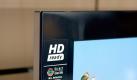 «HD ready»-Logo auf TV-Gerät - Viele ältere Fernseher brauchen einen speziellen Receiver, damit sie die hochauflösenden Bilder darstellen können. (Bild: Schierenbeck/dpa/tmn) Foto: dpa