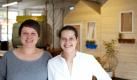 Sarah Vollmer and Silke Lorenzen hatten die Idee zum ungewöhnlichen Hotel mitten in Berlin Neukölln.  Foto: huettenpalast.de/Jan Brockhaus