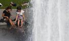 Lilly und Katherine halten am Samstag im Lustgarten in Berlin ihre Füße in das Wasser eines Springbrunnens. Bei Temperaturen deutlich über 20 Grad Celsius genossen die Berliner einen spätsommerlichen Tag mit viel Sonne. Foto: dapd
