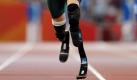 ARCHIV - Der Südafrikaner Oscar Pistorius läuft über 400m bei den Paralympics 2008 in Peking (Archivfoto vom 16.09.2008). Die wissenschaftliche Debatte um den behinderten Sprinter Oscar Pistorius nimmt kein Ende. Nach Ansicht von zwei amerikanischen Forschern verschafft sich der beidseitig unterschenkelamputierte Südafrikaner durch seine Prothesen einen deutlichen Vorteil. Damit laufe Pistorius auf 400 Metern zehn Sekunden schneller als auf Beinen, heißt es in einer Studie, die am Donnerstag veröffentlicht wurde. Die Prothesen würden seine Sprintgeschwindigkeit um 15 bis 30 Prozent vergrößern, erklärte Peter Weyand von der Southern Methodist University bei Dallas. Foto: Diego Azubel dpa (zu dpa 045 vom 19.11.2009) +++(c) dpa - Bildfunk+++  Foto: dpa
