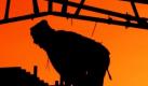 Ein Arbeiter klettert während des Sonnenaufgangs auf einem Baugerüst in Berlin. Das Geschäftsklima der gewerblichen Wirtschaft Deutschlands hat sich im Juni überraschend verbessert. Wie das Münchener Ifo-Institut für Wirtschaftsforschung mitteilte, stieg der Geschäftsklimaindex auf 101,8 Punkte, nachdem er im Mai auf 101,5 Punkte gefallen war. Volkswirte hatten einen Rückgang erwartet. Foto: ddp