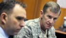 US-General Stanley McChrystal hat derweil das Nato-Oberkommando in Afghanistan und politisch viele Fäden in der Hand. Der Kommandeur der internationalen Schutztruppe für Afghanistan (Isaf) traf zwei Tage verspätet zu Beratungen mit Veteidigungsminister zu Guttenberg in Berlin ein. Foto: dpa
