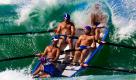 Die Crew eines sogenannten Wauchope-Surfboots versucht, mit einer großen Welle fertig zu werden. Am australischen Kurrawa Beach finden zur zurzeit die Meisterschaften im Surf Life Saving statt.

 Foto: dpa