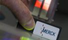 MIt einem Gewinn hat der Darmstädter Pharma- und Chemiekonzern Merck hat die Analysten überrascht. Foto: Frank Rumpenhorst  Foto: dpa