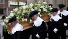 Sargtraeger tragen am Montag (01.11.10) in Hamburg nach der Trauerfeier fuer Loki Schmidt, die verstorbene Ehefrau des Altbundeskanzlers Helmut Schmidt, den Sarg vor der Michaeliskirche. Die Ehefrau des frueheren Bundeskanzlers Helmut Schmidt war am Donnerstag (21.10.10) im Alter von 91 Jahren gestorben. Insgesamt werden 600 Gaeste aus Politik und Gesellschaft zu der Trauerfeier erwartet. (zu dapd-Text) Foto: Axel Heimken/dapd Foto: dapd