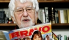 Dr. Martin Goldstein blättert in einer Bravoausgabe. Vor genau 40 Jahren erschien die Aufklärungsrubrik Dr. Sommer zum ersten Mal. Viele sind mit der Bravo aufgewachsen und 80 % der Deutschen  ist Dr. Sommer ein Begriff. Foto: dpa