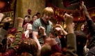 Harrys kleiner Trick hat gewirkt: Ron (Rupert Grint) verliert seine Angst vor dem groen Quidditch-Spiel und erweist sich deshalb als Hter der Spitzenklasse. Entsprechend wird er nach dem Match von seinen Fans gefeiert. Foto: news.de