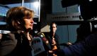 Gisela Friedrichsen, Gerichtsreporterin für den Spiegel im Fall Kachelmann, verkündet vor dem Landgericht in Mannheim, dass die weitere Vernehmung der Zeugen unter Ausschluss der Öffentlichkeit stattfinden wird. Der Vergewaltigungsprozess gegen den TV-Moderator Kachelmann ist am Mittwoch vor dem Landgericht Mannheim fortgesetzt worden. Foto: dapd