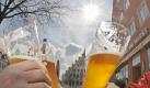 Immer mehr Deutsche prosten mit Weizenbier. Foto: dpa