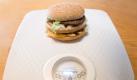 Die Amerikanerin Donna Simpson kann gar nicht genug fette Burger essen. Sie möchte die dickste Frau der Welt sein. Foto: dpa