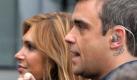 2010 war das Jahr von Robbie Williams: Er feierte nicht nur ein grandioses Comeback mit Take That, sondern auch Hochzeit mit seiner Ayda. In seinem Haus in Beverly Hills gab er vor rund 75 Freunden und Verwandten der US-Schauspielerin das Ja-Wort. Williams soll seine Gäste mit einer spontanen Darbietung seines Hits Angels überrascht haben. Auf Trauzeugen verzichtete das Paar und die Brautjungfern tauschten sie gegen ihre acht Hunde ein, denen sie Halsbänder aus Blumen umbanden.  Foto: dpa