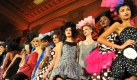 Betsey Johnson: Fröhlich bunt und mit Schleifen im Haar präsentierten sich die Models auf dem Catwalk. Für den Frühling ist also Farbe und Mustermix ein Muss. Foto: dpa