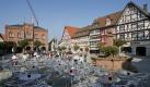 Blick über den Marktplatz auf das Rathaus von Tauberbischofsheim. Die große Kreisstadt hat sich überregional vor allem als Olympiastützpunkt der Fechter einen Namen gemacht. 
 Foto: dpa