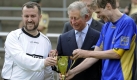 Ein Fuballspiel zwischen zwischen Muslimen und Christen stand auch auf dem Programm. Hier berreicht Prinz Charles den Mannschaftskapitnen Imam Orhan Sari (l) und Pfarrer Roland Herpich den Pokal. Foto: dpa
