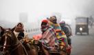 Indian men cover themselves with blankets and ride on a horse cart on a cold and foggy morning in Jammu, India, Tuesday, Jan. 11, 2011. Cold weather has killed nine homeless people in India bringing the death toll from three weeks of near-freezing temperatures to 116. (AP Photo/Channi Anand)


Zahl der Toten nach Kältewelle in Indien auf 116 gestiegen
Vorspann: 	
Text: 	

Lucknow (dapd). Eine Kältewelle in Nordindien hat in der Nacht zum Dienstag mindestens neun weitere Menschen das Leben gekostet. Die Zahl der Menschen, die aufgrund der niedrigen Temperaturen in den vergangenen drei Wochen ums Leben kamen, stieg damit auf 116. Von der Kältewelle am schlimmsten betroffen war nach Polizeiangaben der Unionsstaat Uttar Pradesh, wo rund 90 Menschen der Kälte zum Opfer gefallen seien. Bei den Toten handelte es sich meist um Arme und Obdachlose. Die Temperaturen sanken auf weniger als drei Grad Celsius.

dapd/158/pp/ng

© 2011 The Associated Press. Alle Rechte Vorbehalten - All Rights Reserved
Ressort: 	Vermischtes
Schlagworte: 	Wetter/Indien Foto: dapd