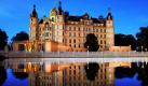 Nach Wismar und Stralsund strebt nun auch Schwerin einen der begehrten Plätze auf der Unesco-Welterbeliste an. Mit seinem märchenhaften Schloss, das neben Neuschwanstein in Bayern als Paradebeispiel des Historismus gilt, will die Landeshauptstadt Aufnahme in das Welterbe finden.  Foto: dpa