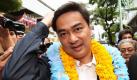 Der thailändische Premierminister Abhisit Vejjajiva kommt zu einer Straßenkampagne, mit der er in einem Geschäftsviertel in Bangkok Unterstützung für die anstehenden Wahlen mobilisieren will. Die landesweite Abstimmung am Freitag wird vermutlich ein Kopf-an-Kopf-Rennen zwischen Abhisits demokratischer Partei und der Oppositionspartei Pheu Thai. Foto: dpa