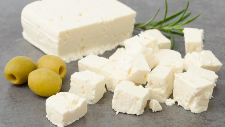 Wegen einer möglichen Belastung mit E.coli-Bakterien ruft ein Hersteller seinen Bio-Käse zurück (Symbolbild).