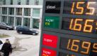 Auf einer Anzeigetafel für Kraftstoffe sind an einer Tankstelle in München die aktuellen Preise abzulesen - die höchsten Benzinpreise in Deutschland aller Zeiten. Foto: Peter Kneffel Foto: dpa