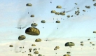 Die Geschichte der Luftfahrt ist eng mit der Weiterentwicklung von Kriegsführung verbunden: hier springen US-Fallschirmjäger bei einer Übung über Australien ab. Foto: wikipedia