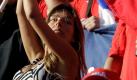 A Chile fan waves Chile's flag prior to the World Cup group H soccer match between Chile and Switzerland at Nelson Mandela Bay Stadium in Port Elizabeth, South Africa, Monday, June 21, 2010. (AP Photo/Shuji Kajiyama)

 Foto: ap