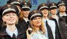 Mit Pistole und der neuen Hamburger Polizeiuniform posiert RTL-Moderatorin Manuela Klein (M) neben weiteren Models am Montag (19.05.2003) in der Hamburger Handelskammer. Die neue Dienstkleidung der Ordnunghüter in der Hansestadt wurde hier bei einer Gala erstmals der Öffentlichkeit vorgestellt. Dabei wurde die in Europa bei der Polizei vorherrschende Uniformfarbe blau übernommen. Foto:Frank Rumpenhorst dpa/lno Foto: dpa