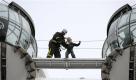 Ein Feuerwehrmann bringt einen Passagier in Sicherheit, der mit 14 anderen in einem Sky Lift der Stockholmer Globe Arena in 40 Metern Höhe festsaß. Foto: ap