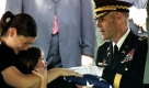 Katie Haney (links) und ihre Tochter Aubry betrauern in Piqua, Ohio, den Tod ihres Mannes und Vaters. Der US-Soldat Randy M. Haney war in Afghanistan getötet worden, als sein Fahrzeug in der Provinz Nangarhar angegriffen worden war.
 Foto: ap