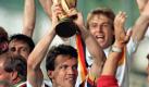 Lothar Matthäus ist eine Fußball-Legende: Weltmeister 1990, während seiner aktiven Karriere nahm er an fünf Weltmeisterschaften teil, mit 150 Länderspielen ist er Rekordnationalspieler, zweimal war er Weltfußballer des Jahres. Als Trainer konnte er an diese großen Erfolge bisher noch nicht anknüpfen. Wie Becker sorgt Matthäus eher mit seinem Privatleben für Schlagzeilen. Vor allem sein ewiges Pech mit den Frauen bringt Loddar so einiges an Häme und Spott ein. Foto: dpa
