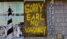A window is boarded up with a message at the Buxton Beach Motel in Buxton, N.C., Wednesday, Sept. 1, 2010 as Hurricane Earl approaches North Carolina's Outer Banks. (AP Photo/Gerry Broome) 

Hurrikan «Earl» nimmt wieder an Stärke zu Vorspann: Text: 
Miami (dpa) - Die US-Ostküste macht sich auf einen schweren Hurrikan gefasst: Wie das Nationale Hurrikan-Zentrum (NHC) mitteilte, hat Wirbelsturm «Earl» über dem warmen Wasser des Atlantiks wieder an Kraft zugelegt und ist nun erneut zum Kategorie-4-Sturm heraufgestuft worden.
Er bewegte sich am Mittwochabend (Ortszeit) mit Windgeschwindigkeiten von mehr als 210 Stundenkilometern auf North Carolina zu, wo er sich am Donnerstagabend der Küste nähern sollte. «Der gefährliche und große Hurrikan 'Earl' stellt eine Bedrohung für die mittlere Atlantikküste dar», hieß es in der Warnung des Hurrikan-Zentrums in Miami.
Den Bundesstaaten North Carolina bis Maine im äußersten Norden drohen orkanartige Böen und Überschwemmungen, warnte das NHC. Die Krisenbehörde FEMA begann am Mittwoch mit der Evakuierung der Outer Banks, einer langen Inselkette im Atlantik. Touristen wurden in Sicherheit gebracht, wie ihr Manager Craig Fugate bei einer Pressekonferenz sagte.
Die Hurrikanwarnungen erstrecken sich von North Carolina bis nach Delaware und auf Teile von Massachusetts. New York und die anderen Neuenglandstaaten könnten mit schweren Regenfällen und heftigem Wind davonkommen. New York City und die Insel Long Island werden die Auswirkungen von «Earl» am Freitag zu spüren bekommen, kündigte NHC-Direktor Bill Read vor Journalisten an.
Ungewiss ist bisher noch, ob das Auge des Hurrikans das Festland treffen wird. Das wäre laut Read «das schlimmstmögliche Szenario». US-Präsident Barack Obama ließ sich am Mittwochmorgen im Weißen Haus von Fugate über die getroffenen Krisenmaßnahmen informieren.
Der Wirbelsturm befand sich am Mittwochabend (Ortszeit) noch rund 900 Kilometer südöstlich von Cape Hatteras in North Carolina. Er bewegte sich nach Angaben des NHC mit rund 30 Kilometern pro Stunde auf die US-Küste zu. «Earl» war am Mittwoch zunächst von der Kategorie vier wieder auf drei zurückgestuft worden, hatte dann aber wieder auf die zweithöchste Sturmstufe zugelegt. Er war in den vergangenen Tagen über die Inseln der nordöstlichen Karibik hinweggezogen.
Unterdessen entstand östlich der Karibik über dem Atlantik ein weiterer Wirbelsturm. Tropensturm «Fiona» wird nach Angaben des US- Hurrikanzentrums in Miami in etwa auf der Route «Earls» nördlich an der Inselkette vorüberziehen und dann ebenfalls nach Norden drehen.
Ressort: Vermischtes Schlagworte: Wetter/Unwetter/USA/ 









 Foto: ap