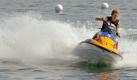 Auch Formel-1-Weltmeister Sebastian Vettel sucht den Geschwindigkeitsrausch abseits der Grand-Prix-Strecken. Gerne auf einem Jetski im Wasser, wie hier auf dem Bospurus in Istanbul.  Foto: dpa