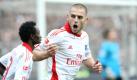 Bis zwei Minuten vor Schluss führten die Kiezkicker und standen vor dem ersten Derbysieg seit 33 Jahren. Doch Mladen Petric zerstörte St. Paulis Traum mit einem wunderschönen Treffer zum 1:1-Endstand. Foto: dpa