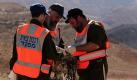Rabbis vom israelischen Militär untersuchen Teile der Überreste eines israelischen F-16-Kampfjets, der gestern in der Nähe der Stadt Mitzpe Ramon abgestürzt war. Der Jet befand sich auf einem Übungsflug im Süden des Landes. Beide Insassen wurden getötet, wie das Militär mitteilte. Foto: dapd