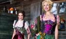 Die Farben zur Wiesn 2010 dürfen schon gewagt sein. Dann kommt es jedoch auf die richtige Zusammenstellung des Gesamtoutfits an. Von kunterbunten Kombinationen rät Lola Paltinger dringend ab. Foto: Martin Nink für Lola Paltinger