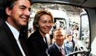 Der niedersächsische Ministerpräsident David McAllister (CDU,) und Ursula von der Leyen, Bundesministerin für Arbeit und Soziales (CDU), sitzen beim Eröffnungsrundgang auf der Messe IAA Nutzfahrzeuge in Hannover im Führerhaus eines Lkw, während Matthias Wissmann, Präsident des Verbandes der Automobilindustrie (VDA), im Hintergrund steht. Von der Leyen hat die Messe am Donnerstag eröffnet und die deutschen Autoindustrie gelobt. Durch das Prinzip Kurzarbeit habe die Branche die Krise in außergewöhnlicher Weise bewältigt. Die IAA Nutzfahrzeuge ist bis zum Donnerstag geöffnet.  Foto: dapd