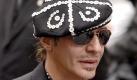 Paris, Frankreich. Der britische Modedesigner John Galliano (50) soll künftig nicht mehr für die nach ihm benannte Marke arbeiten dürfen. Die Führung des von Dior kontrollierten Unternehmens John  Galliano habe beschlossen, sich von dem Designer zu trennen, berichtet  das US-Fachmagazin Women's Wear Daily. Die Zukunft des  Labels sei noch ungewiss. Galliano hatte im Februar für Empörung gesorgt, weil er in einer Pariser Bar betrunken ein Paar rassistisch beschimpft haben soll. Foto: dpa