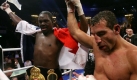 Arslan (r) hlt sich nach dem Kampf gegen Jones mit Mhe aufrecht, wurde
danach aus dem Ring gefhrt und ins Krankenhaus gebracht. Die Lippe ist so
stark aufgeplatzt, dass sie schnell genht werden muss, sagte Promoter Klaus-Peter Kohl. Zudem bestand der Verdacht auf einen Nasenbeinbruch. Foto: dpa