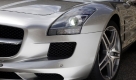 Der SLS ist so sportlich, wie man es nie von einem Mercedes erwartet hätte. Weder der SLK noch der offene Dauerbrenner SL oder eben der McLaren SLR konnten in den letzten Jahren echte fahrdynamische Akzente setzen. Doch beim SLS setzten die Schwaben alles auf eine Karte ... Foto: press-inform