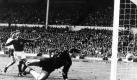 Torwart Hans Tilkowski (v) schaut dem Ball beim Wembley-Tor nach. Foto: dpa. Foto: dpa