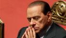 Ein Jahr später schickt er Stoßgebet gen Himmel. Beim Misstrauensvotum am 14. Dezember 2010 muss der italienische Ministerpräsident um seine politische Zukunft bangen. Die Vertrauensfrage im Senat gewinnt er problemlos. Doch die Abstimmung über einen Misstrauensantrag der Opposition gegen seine Mitte-Rechts-Regierung im Abgeordnetenhaus wird knapp. Denn Berlusconi hat seit dem Bruch mit seinem ehemaligen Partner Gianfranco Fini dort keine Mehrheit mehr. Foto: ap