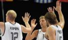 Superstar Dirk Nowitzki (M) klatscht sich mit Chris Kaman (l) und Johannes Herber ab. Foto: dpa