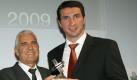 Der ehemalige Fußballtrainer Jörg Berger (l) posiert am Sonntag (29.03.2009) in Berlin bei der Verleihung des Felix Burda Award neben seinem Laudator, dem Profi-Boxer Wladimir Klitschko, mit seinem Award in der Kategorie 'Stars for Prevention'. Berger ist mit dem Felix Burda Award für sein Engagement gegen Krebs ausgezeichnet worden. Zu der Gala im Hotel Adlon waren mehr als 300 Gäste aus Showbiz, Politik und Wissenschaft gekommen.
 Foto: dpa