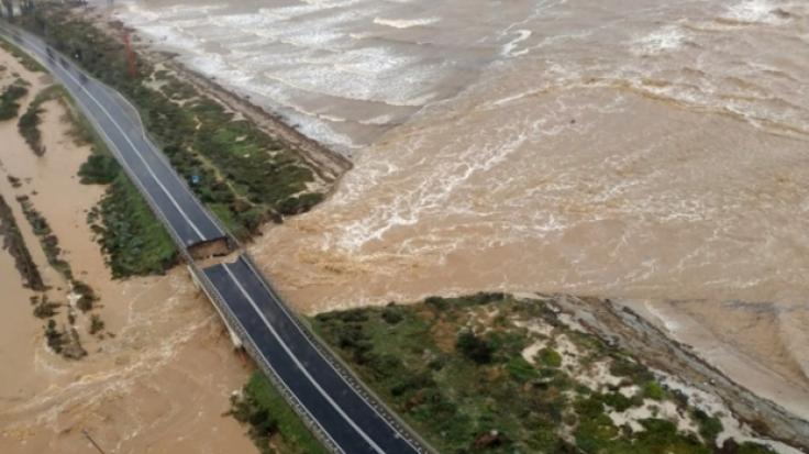 Die Luftaufnahme zeigt die eingestürzten Brücke über den Fluss Santa Lucia an der Straße von Cagliari nach Capoterra.