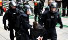 Demonstranten wollten in der Stuttgarter Innenstadt das feierliche Gelöbnis von Rekruten der Bundeswehr am Neuen Schloss mit einer Sitzblockade stören. Rund 1000 Polizisten sichern die Vereidigung der rund 650 Rekruten aus Süddeutschland ab. Es ist das erste öffentliche Gelöbnis in Stuttgart seit elf Jahren. Schon Tage vorher hatten Linke ihre Störaktionen angekündigt. Foto: dpa
