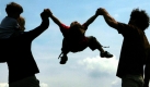 Ehepartner und Kinder sind per Familienpolice in der Haftpflichtversicherung mit versichert. Für die Kinder gilt der Versicherungsschutz nur, solange sie unverheiratet sind und ihre erste Berufausbildung noch nicht abgeschlossen haben. Foto: dpa