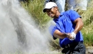 Der US-Amerikaner Tiger Woods schlägt den Ball während der Australian Masters in Melbourne. Der Weltrangtlistenerste hat am zweiten Tag der Meisterschaften nach einer fehlerfreien Runde die alleinige Führung übernommen.
 Foto: dpa