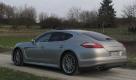 ...und obligatorisch mit einem fahrdynamisch ausgelegten Allradantrieb für alle Eventualitäten auf der Straße gerüstet, kommt dem Panamera Turbo eine ähnliche Rolle wie dem 911 Turbo unter den hauseigenen Sportwagen zu.
 Foto: press-inform